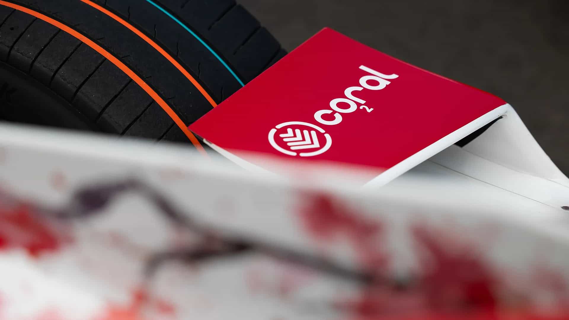 شعار Coral ظاهر على هيكل سيارة نيسان فورمولا إي